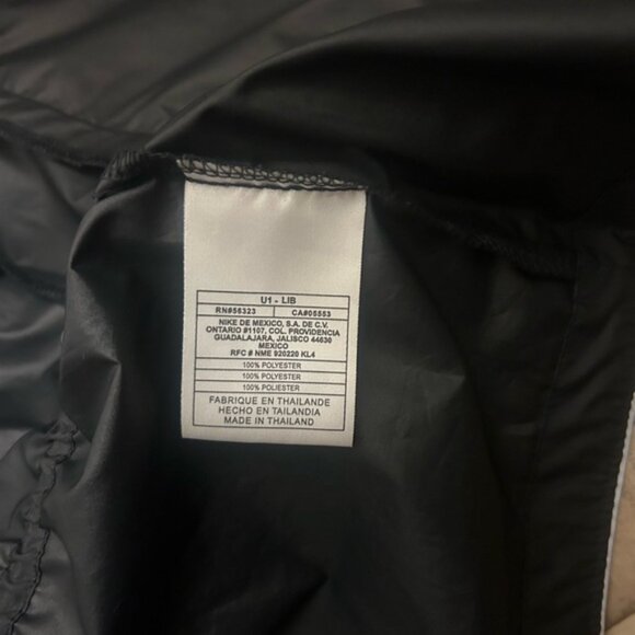 Nike Women’s Windbreaker Jacket L Black White Detail Reflective Front Lightweigh - Picture 10 of 13